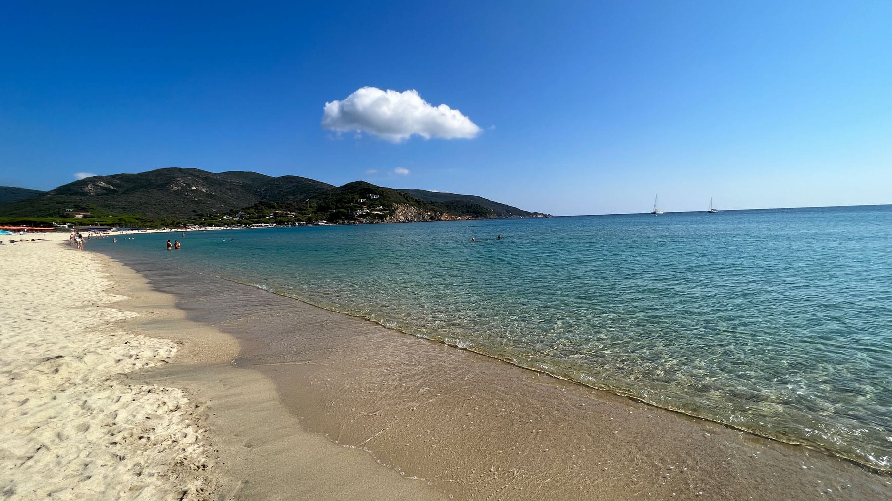 Traumhafte Bucht auf Elba mit kristallklarem Wasser und Segelbooten