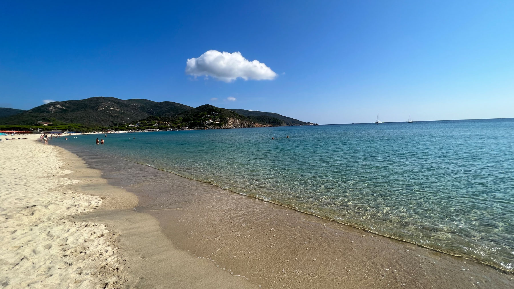 Traumhafte Bucht auf Elba mit kristallklarem Wasser und Segelbooten