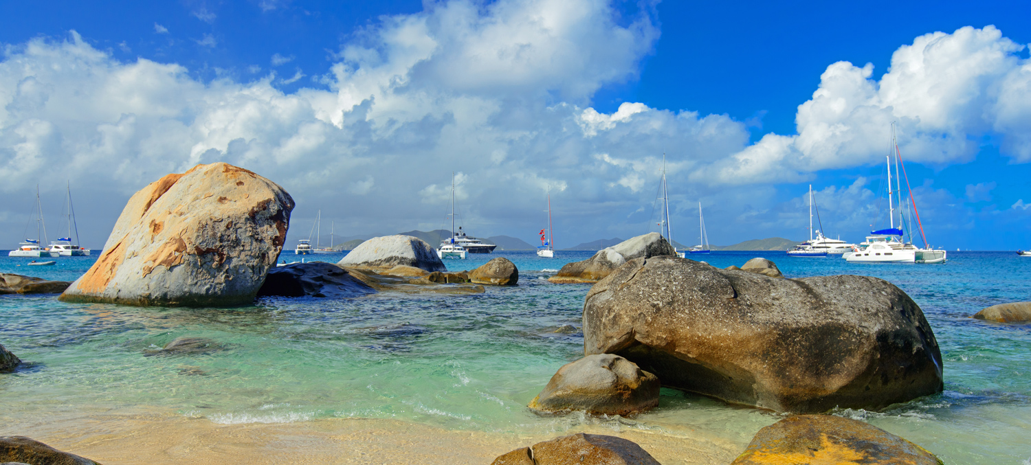 Ankernde Yachten vor Felsen und türkisfarbenem Wasser in den British Virgin Islands