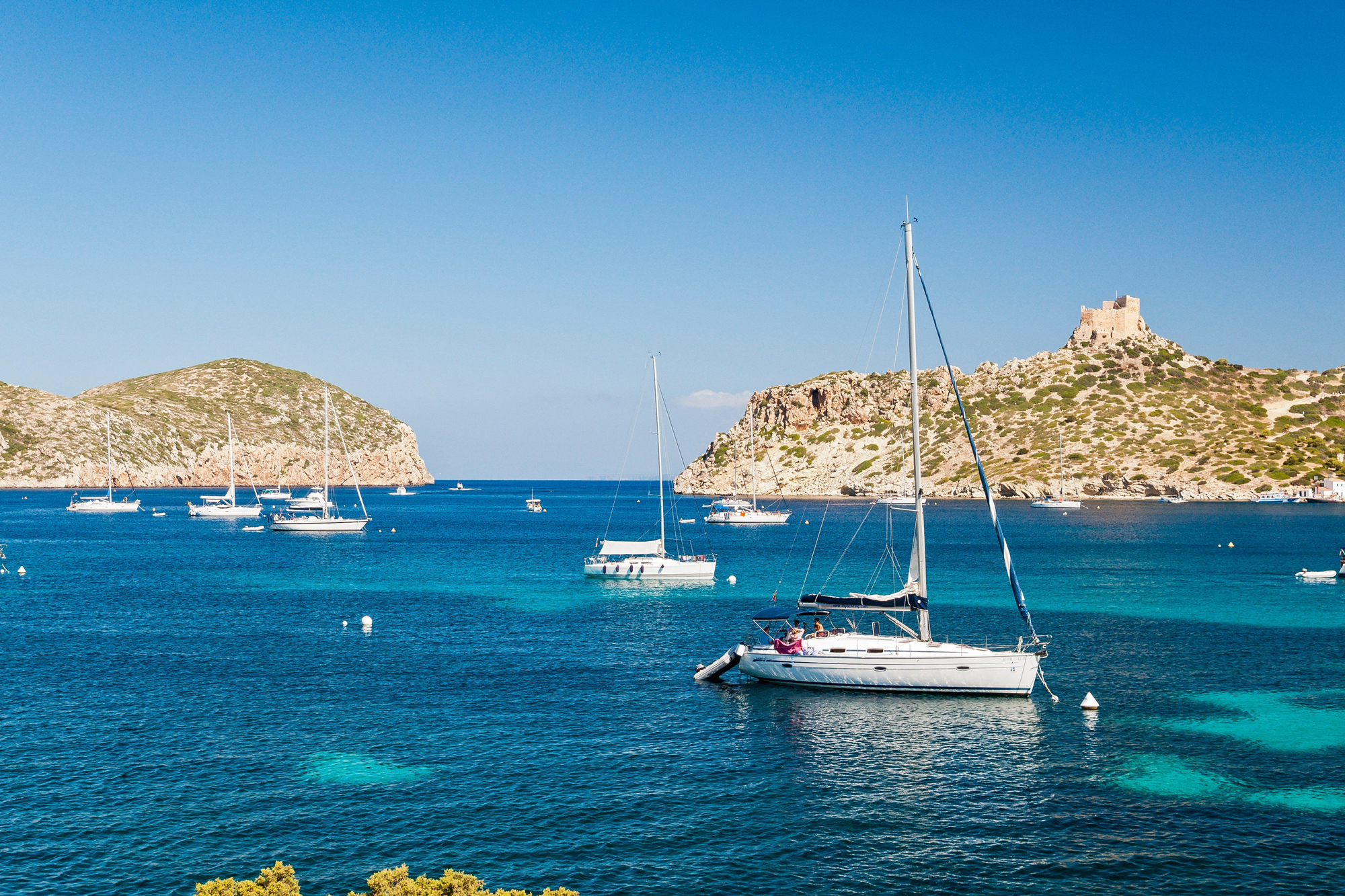 Segelyachten an Bojen vor Cabrera im Nationalpark südlich von Mallorca