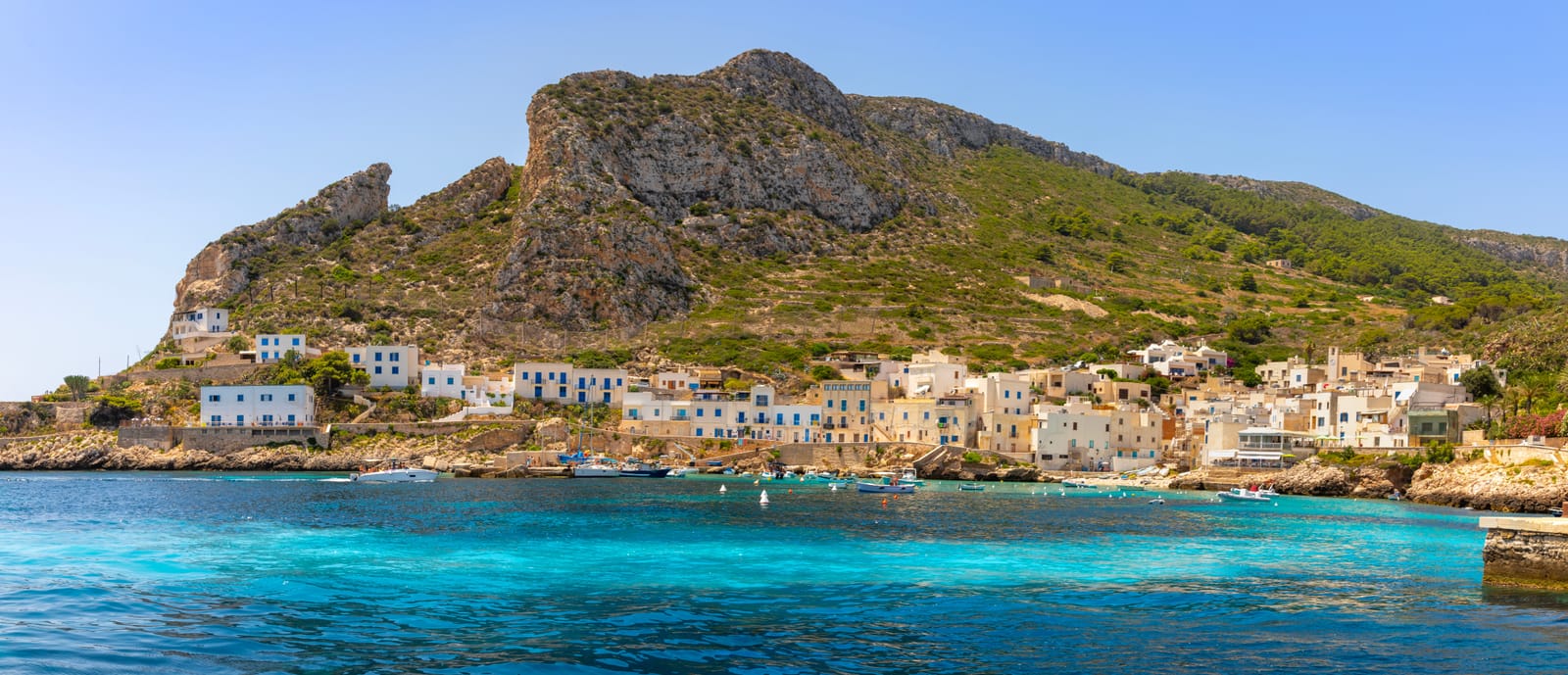 Cala Dogana auf Levanzo mit kleinem Hafenort und türkisfarbenem Wasser