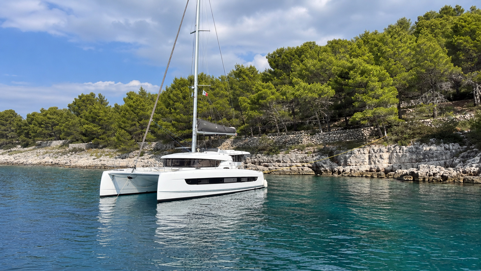 Yacht mit Landleine in einer geschützten Bucht im Mittelmeer