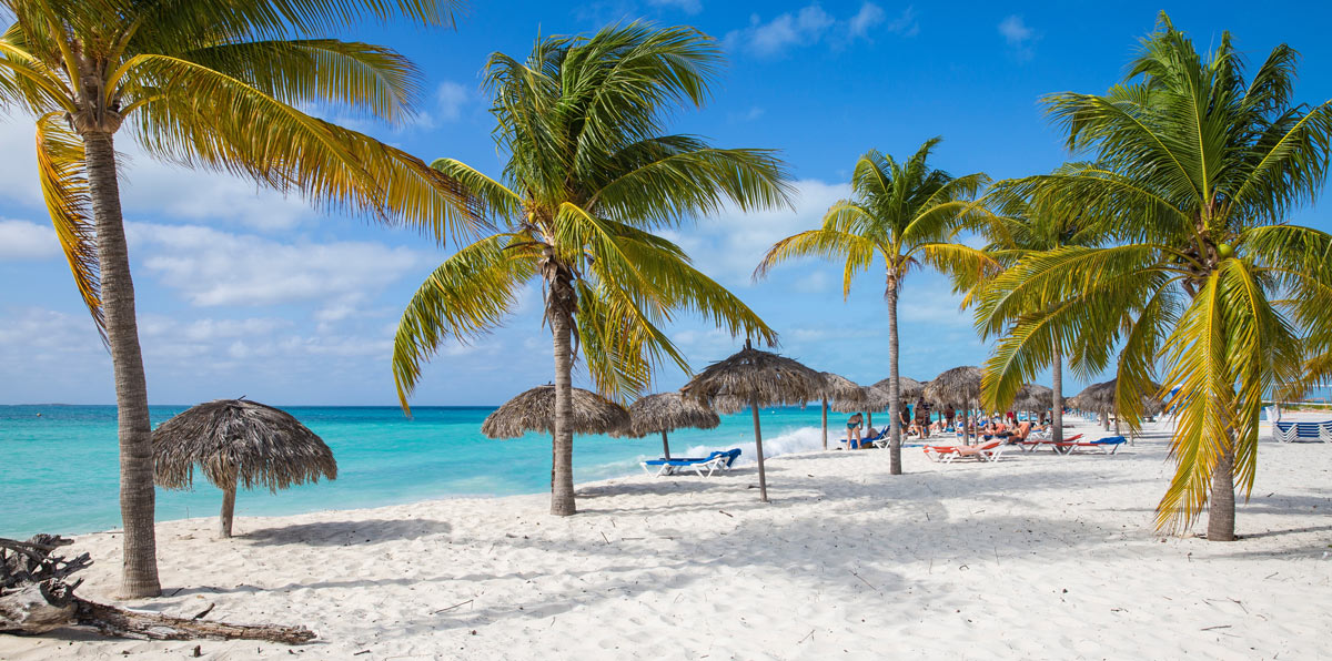 Paradiesischer Strand auf Cayo Largo mit türkisfarbenem Wasser und Palmen