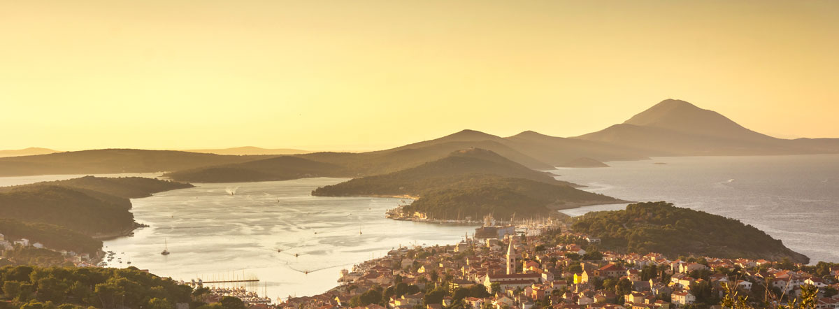 Panoramablick auf die Kvarner Bucht mit goldener Abendsonne über den Inseln und der Küstenlandschaft