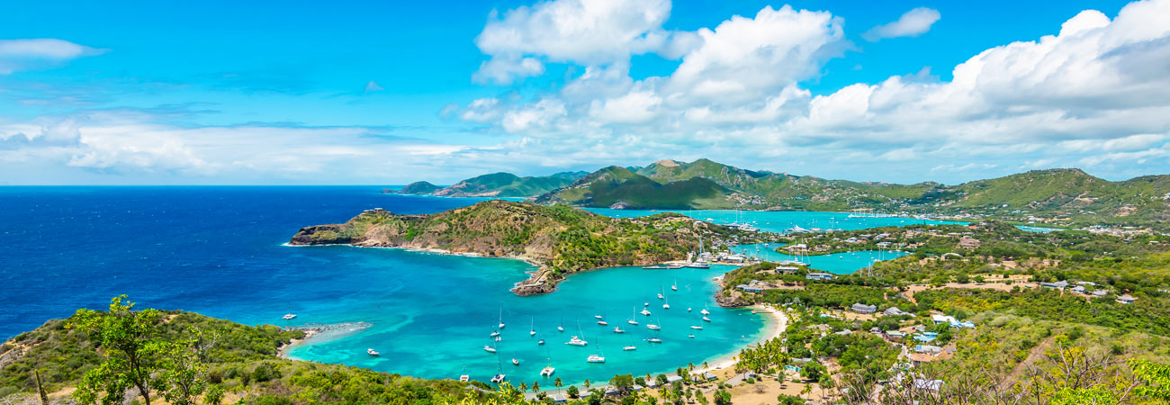 Leeward Inseln - Panoramablick über türkisfarbene Buchten mit Segelbooten