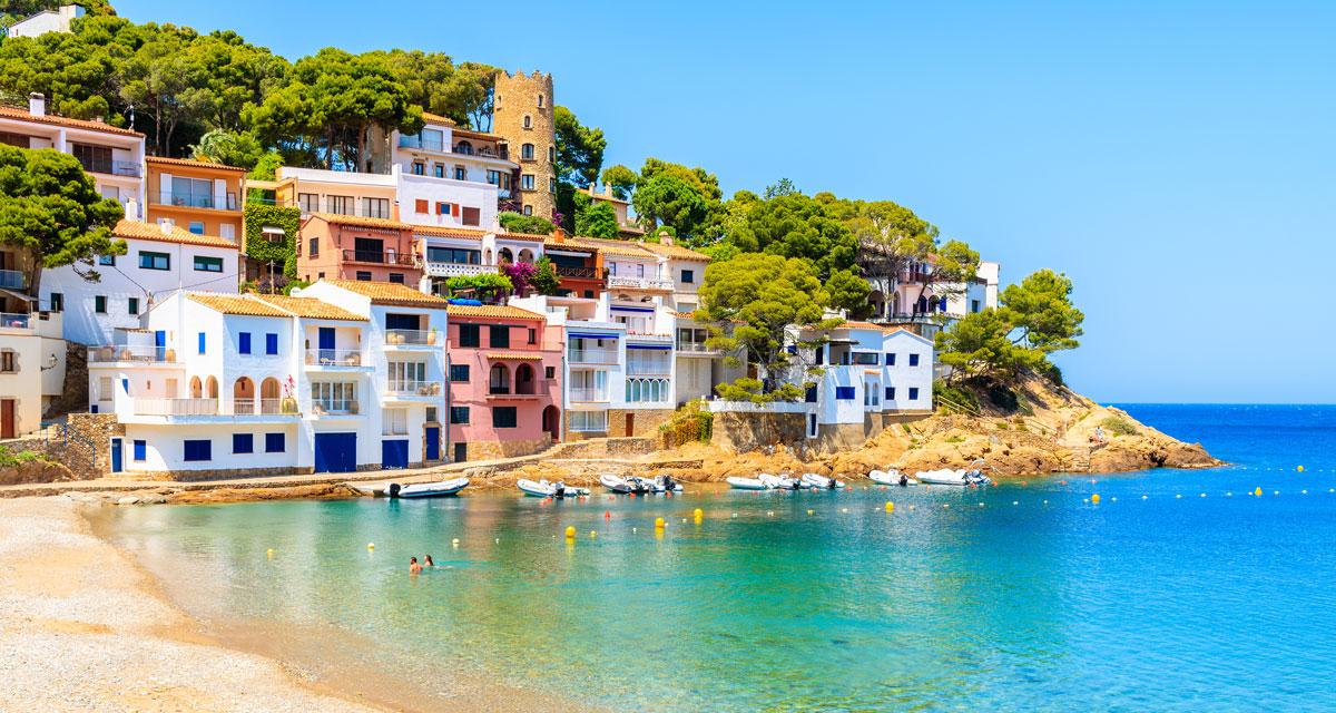 Sa Tuna Costa Brava - bunte Häuser an ruhiger Meeresbucht