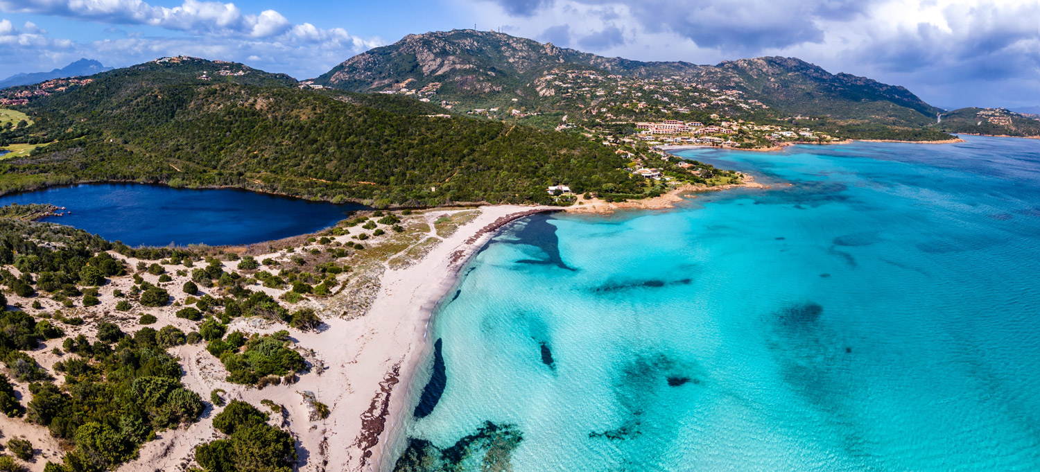 Boot mieten Costa Smeralda - Luftaufnahme weißer Sandstrand mit türkisfarbenem Wasser und Segelbooten, La Maddalena Archipel Nationalpark ideal für Bootsverleih