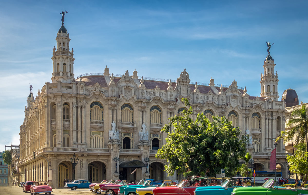 Havanna mit bunten Oldtimern und pastellfarbenen Fassaden