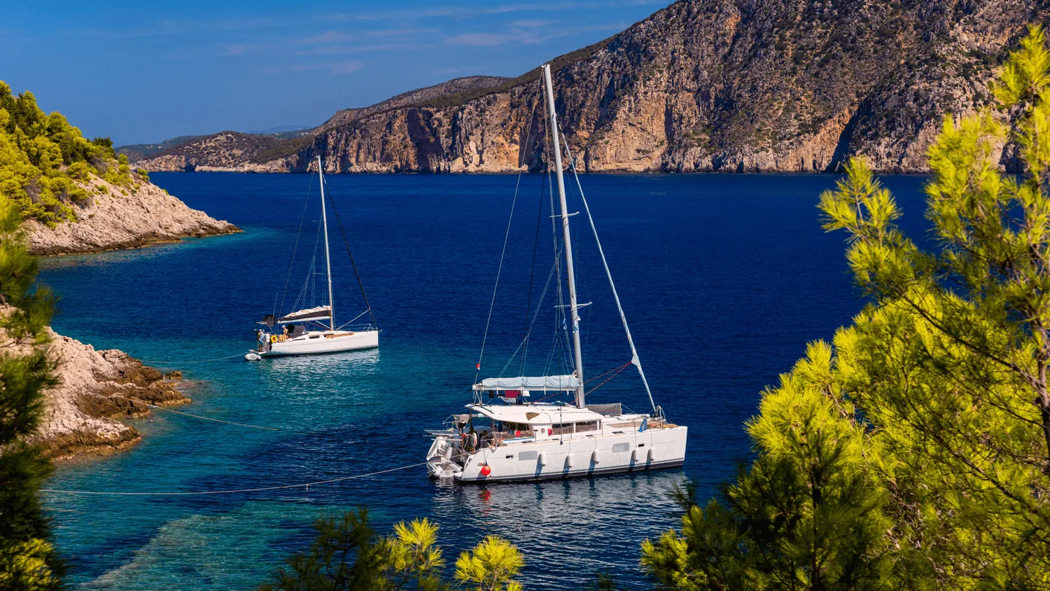 Segelyacht in kroatischer Bucht – Yachtcharter Mittelmeer