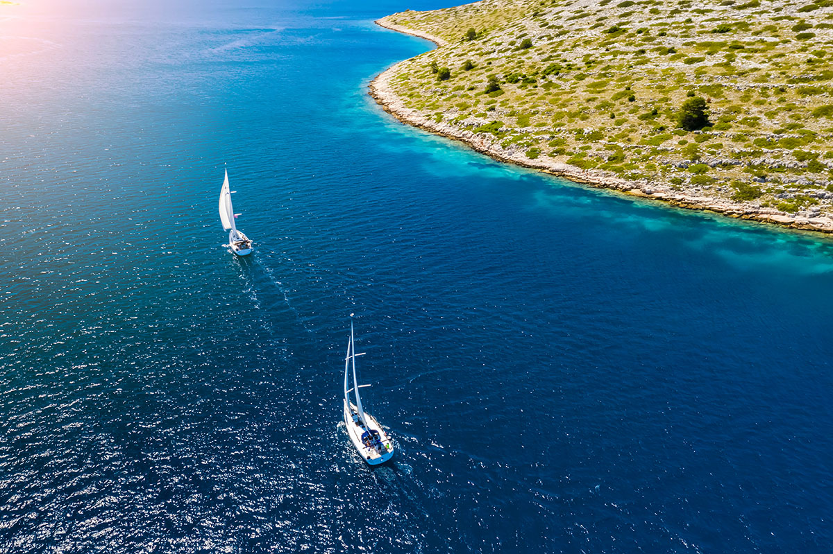 Segelboote vor der kroatischen Küste in kristallklarem Wasser