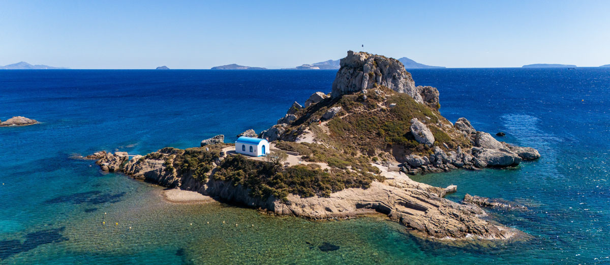 Es gibt viel zu entdecken im Revier der Dodekanes wie z.B. die kleine Kirche auf einer Insel vor Agios Stefanos Beach, Kos