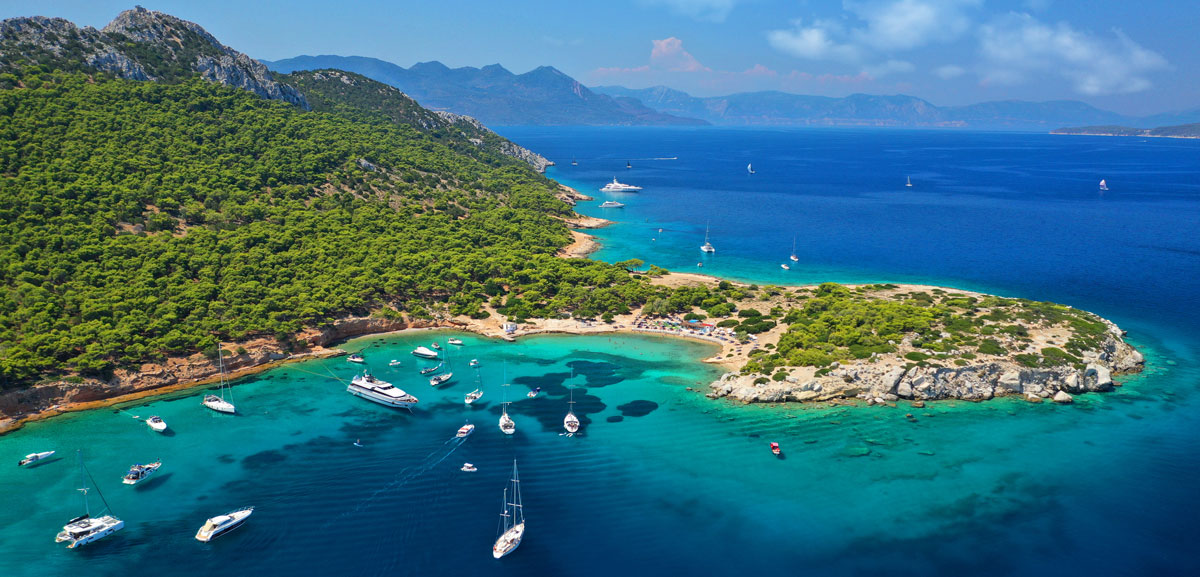 Traumhafte Ankerbucht im Saronischen Golf mit türkisfarbenem Wasser und Yachten