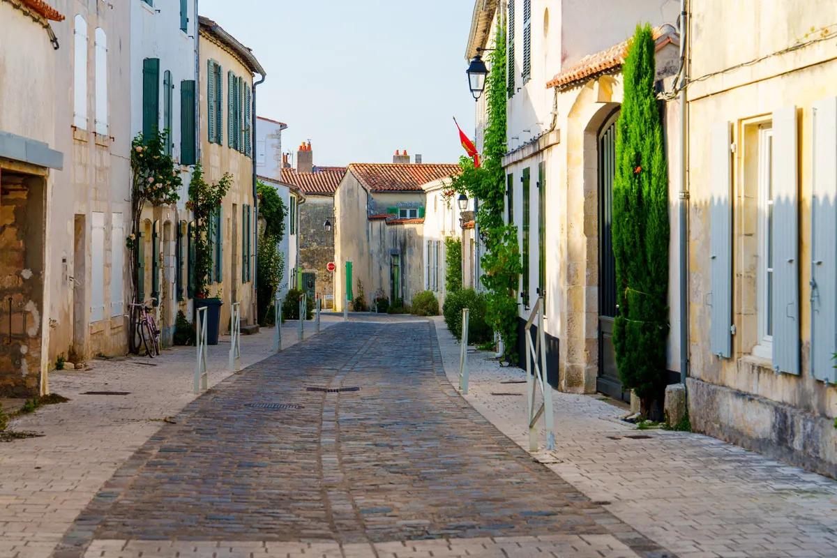 Saint-Martin-de-Ré – Schmale Gassen, weiße Häuser und grüne Fensterläden – Saint-Martin-de-Ré zeigt das sanfte, mediterran anmutende Gesicht der Atlantikküste.