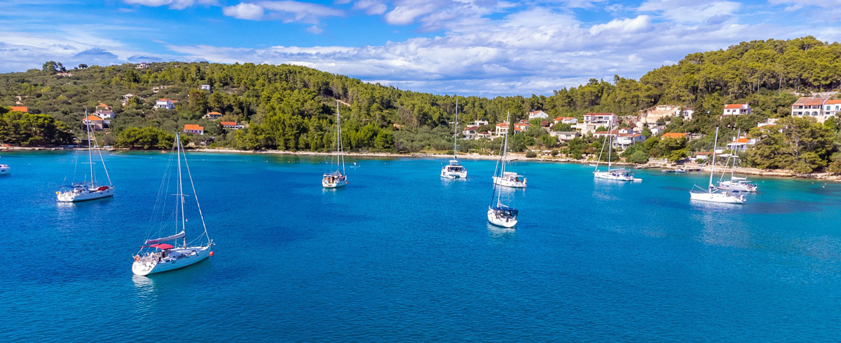 Segeltörn in Kroatien - Segelboote in einer malerischen kroatischen Bucht