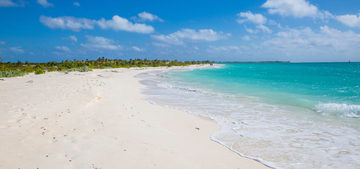 Traumhafter kubanischer Strand mit türkisfarbenem Wasser