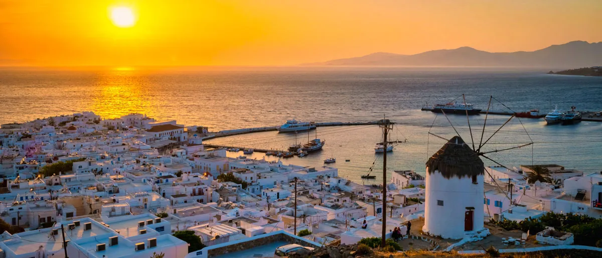 Sonnenuntergang über Mykonos mit Windmühlen