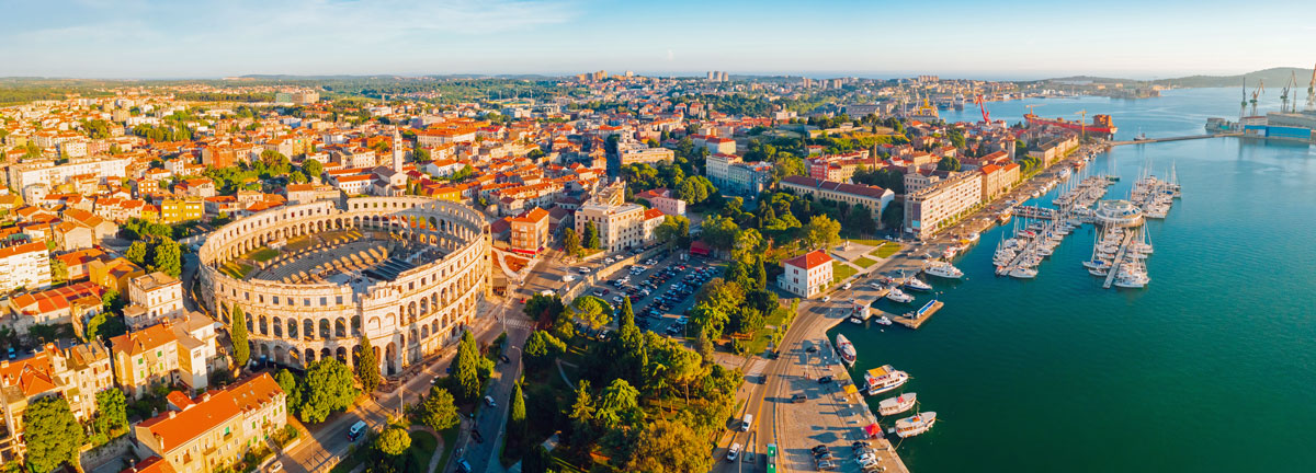 Luftaufnahme von Pula mit dem römischen Amphitheater und Marina