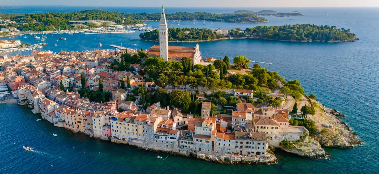 Segelboot an der kroatischen Küste – Einsteiger-Reviere in Kroatien