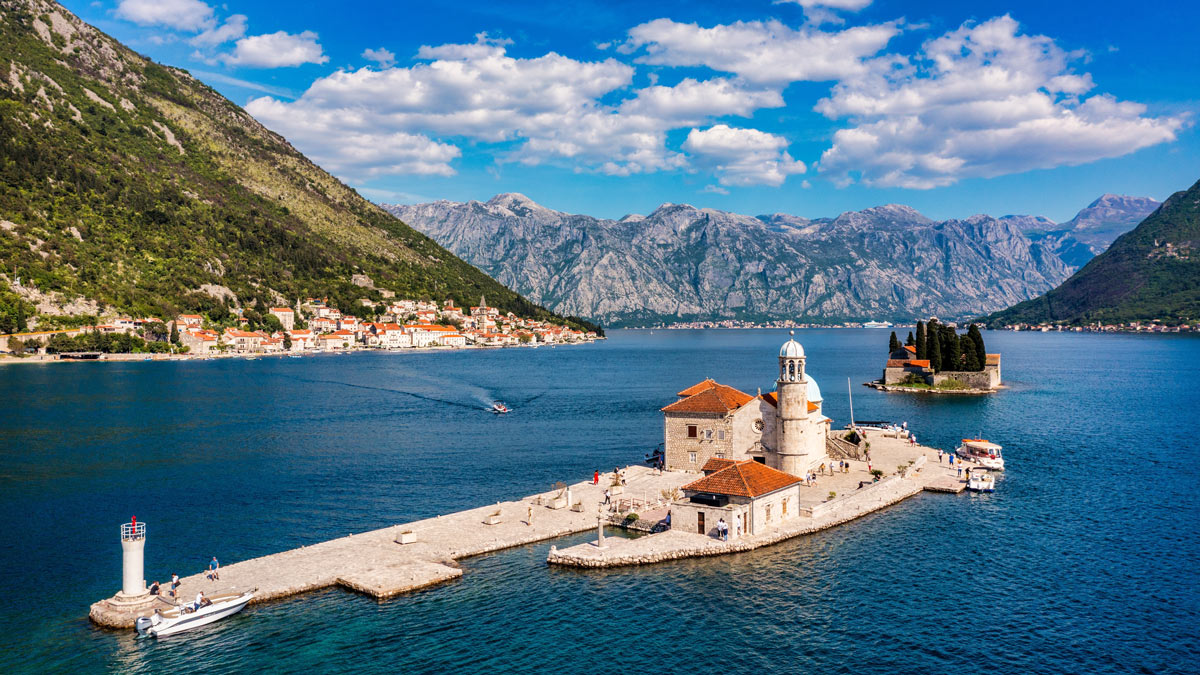 Die Zwillingsinseln von Perast liegen im ruhigen Wasser der Bucht von Kotor und bieten mediterranes Flair inmitten der beeindruckenden Berglandschaft Montenegros.
