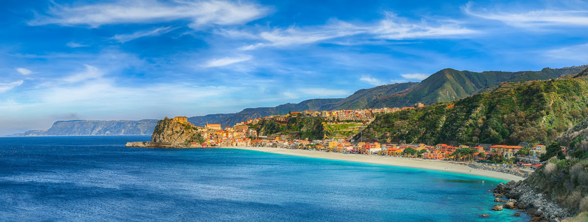Scilla mit dem Castello Ruffo an der kalabrischen Küste - kristallklares Wasser und idealer Ankerplatz
