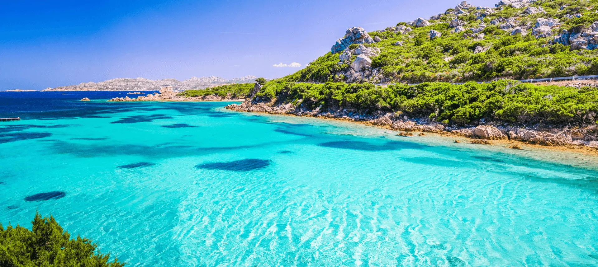 Sardinien - Türkisfarbenes Wasser und grüne Küstenlandschaft