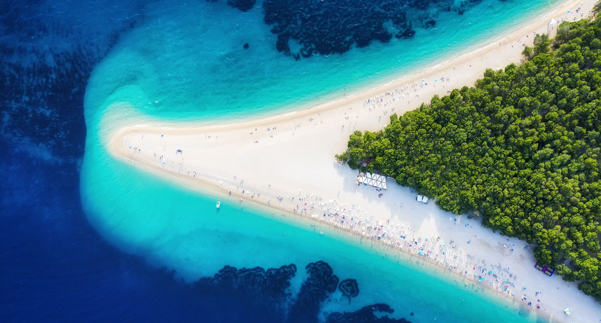 Traumhafter kroatischer Strand mit türkisblauem Wasser und weißem Sand