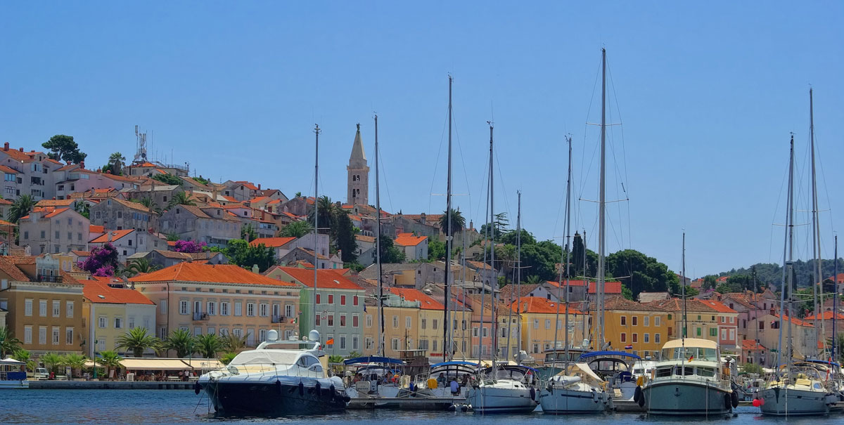 Malerischer Hafen in der Kvarner Bucht mit Segelyachten und bunten kroatischen Häusern am Wasser
