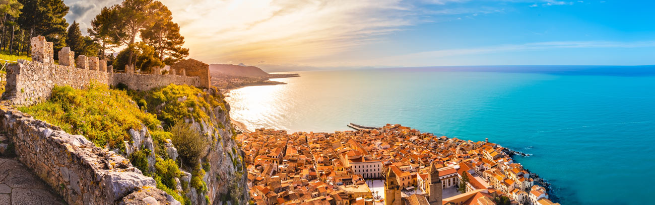 Sizilien Küste mit historischen Mauern und türkisfarbenem Meer