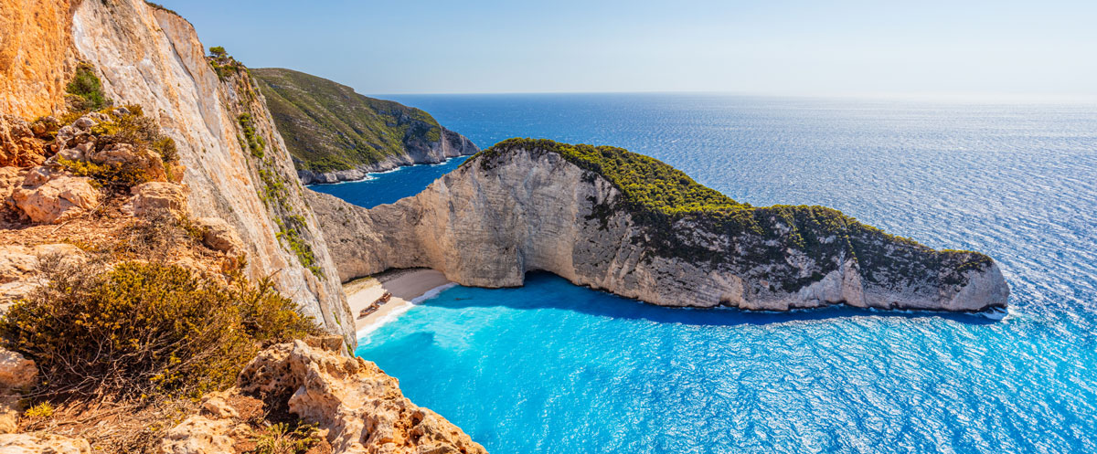 Der Navagio-Strand (Schiffbruchbucht) auf Zakynthos ist seit 2023 wegen bestätigter Erdrutschgefahr durch die umliegenden Klippen bis auf Weiteres gesperrt