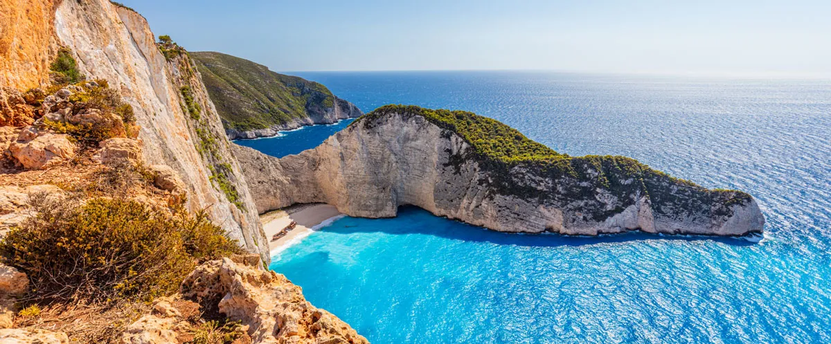Der Navagio-Strand (Schiffbruchbucht) auf Zakynthos ist seit 2023 wegen bestätigter Erdrutschgefahr durch die umliegenden Klippen bis auf Weiteres gesperrt