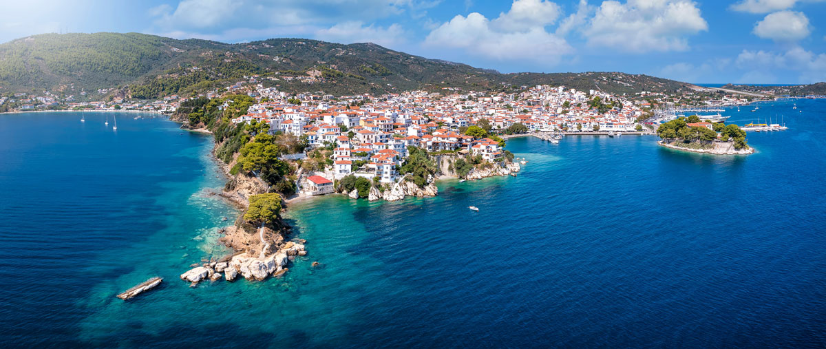 Blick auf Skiathos mit dem Hafen im Hintergrund