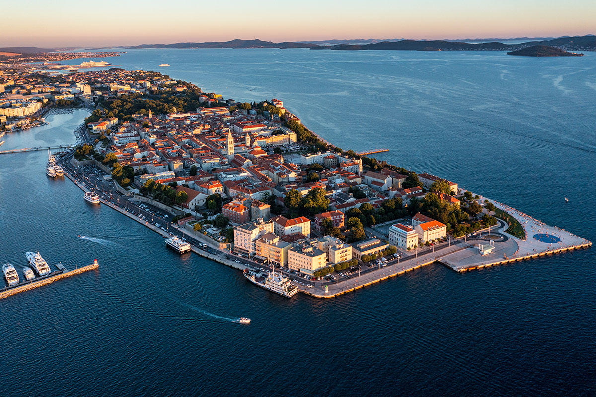 Luftaufnahme der historischen Altstadt Šibenik mit ihrem malerischen Hafen