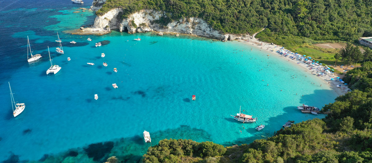 Blick auf den Strand von Voutoumi auf der schönen Insel Antipaxos
