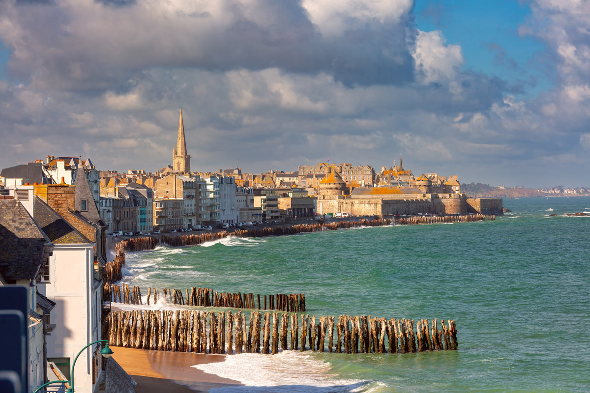 Saint-Malo – Mächtige Stadtmauern, Granitfassaden und tosende Wellen – Saint-Malo verkörpert die raue, kraftvolle Seite der Bretagne.