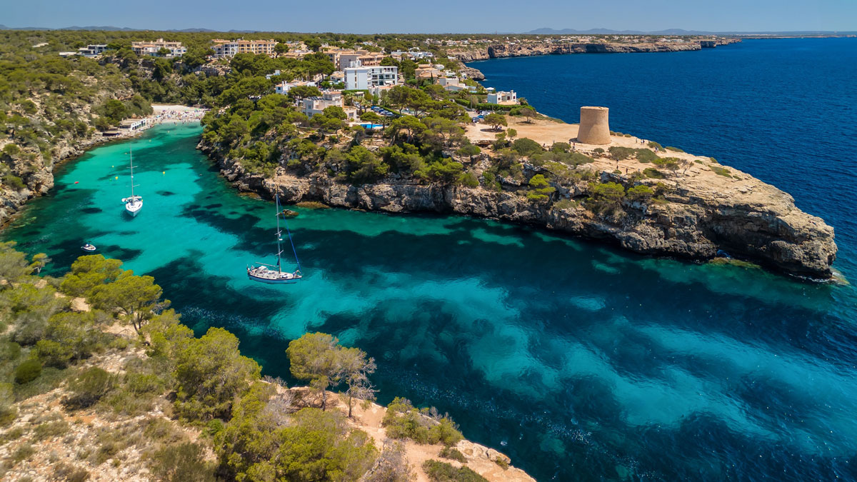 Cala Pi Mallorca - türkisfarbenes Wasser mit Segelbooten