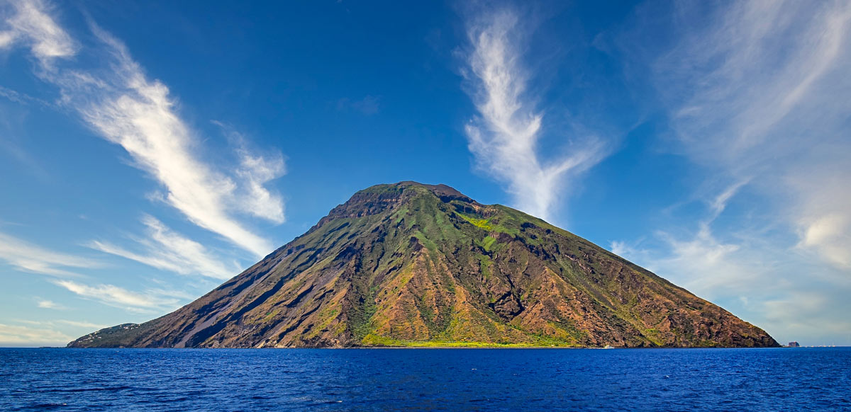 Stromboli vom Meer aus gesehen mit tiefblauem Wasser