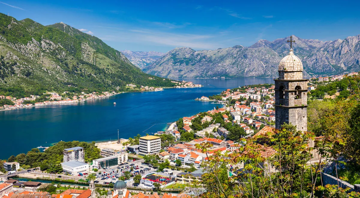 Wo majestätische Berge auf die tiefblaue Adria treffen: Erleben Sie die Bucht von Kotor vom Wasser aus