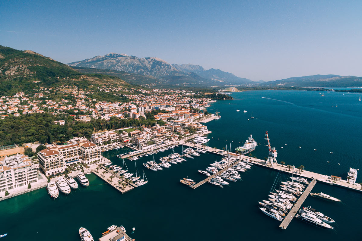 Wo mondäner Luxus auf wilde Natur trifft. Starten Sie Ihren unvergesslichen Yachtcharter ab Tivat