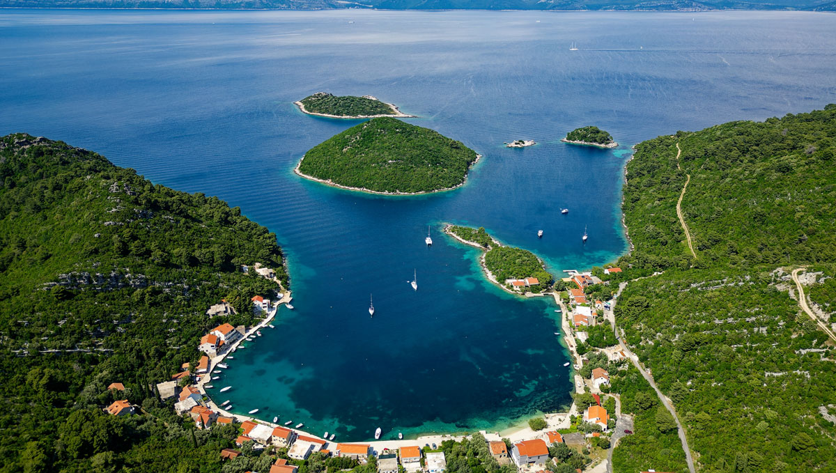 Spektakuläre kroatische Bucht mit kleinen Inseln und Ankerbuchten