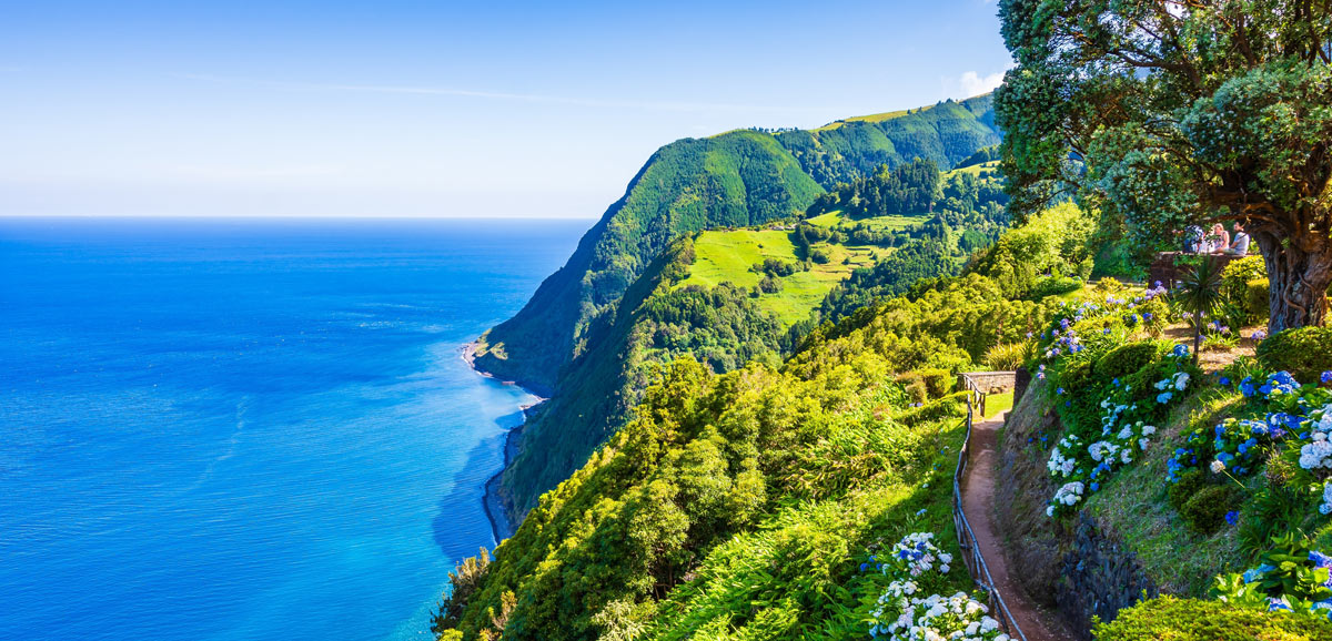 Saftig grüne Steilküsten und tiefblaues Meer – die unberührte Natur der Azoren zeigt sich hier von ihrer eindrucksvollsten Seite.