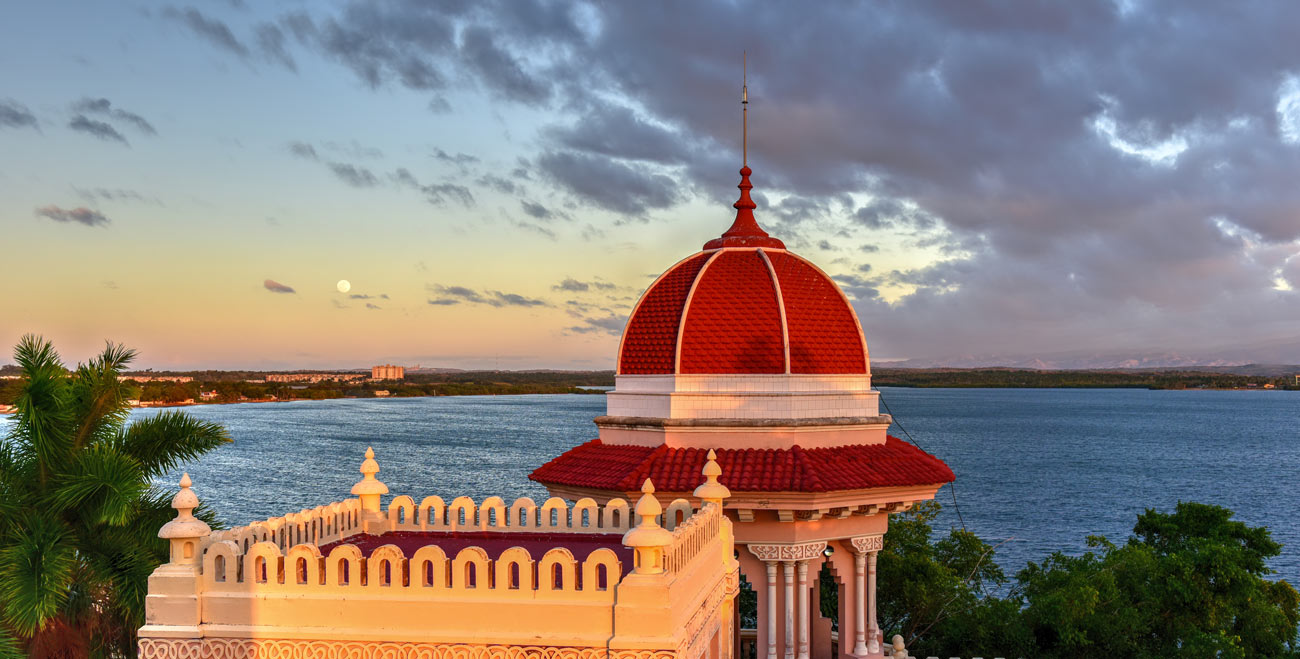 Kubanische Architektur mit Blick aufs Meer - Cienfuegos
