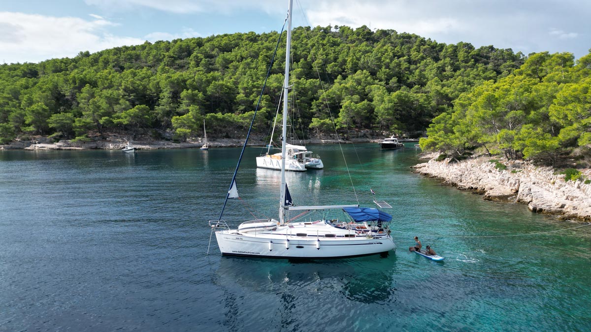Dalmatia Charter Segelyacht in kristallklarer dalmatinischer Bucht – Ihr unvergessliches Segelerlebnis wartet